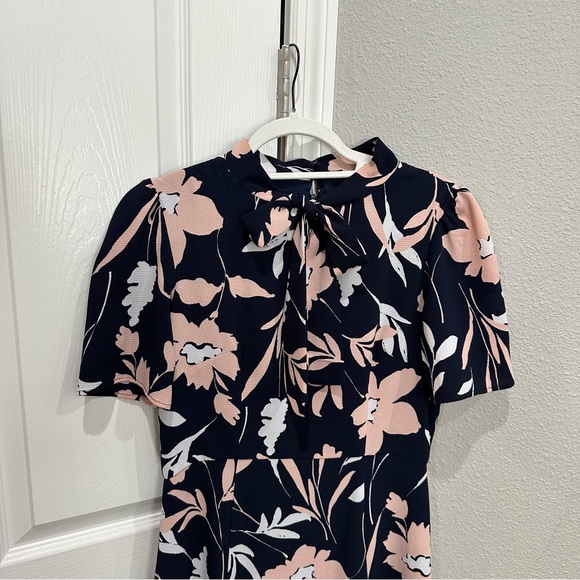 Maggie London Size 4 ✨Blue and Pink ✨Tie Neck ✨Fit and Flare Dress - Picture 7 of 10